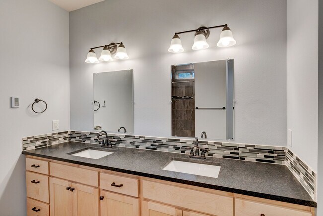 Building Photo - 253 Sunset Dr