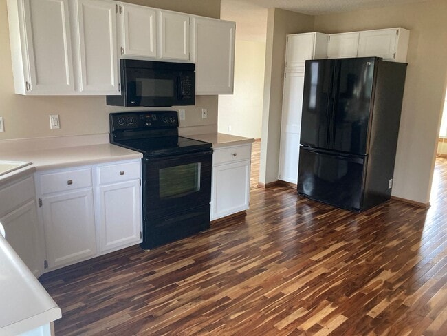 Building Photo - Spacious 3 Bedroom 2.5 Bath Home- Located ...