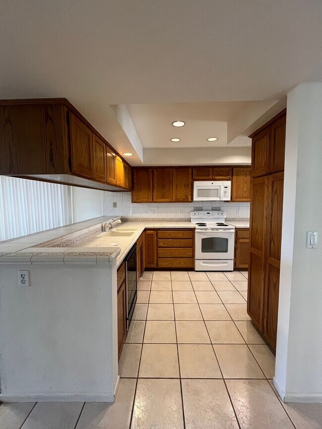Building Photo - 3 Bed, 2 Bath in Gated Community with Lake...