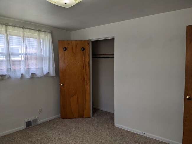 Building Photo - 3002 Mintwood Dr