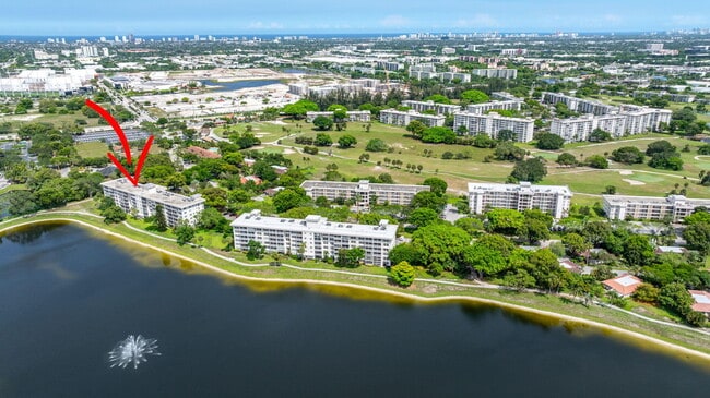 Building Photo - 2751 N Palm Aire Dr