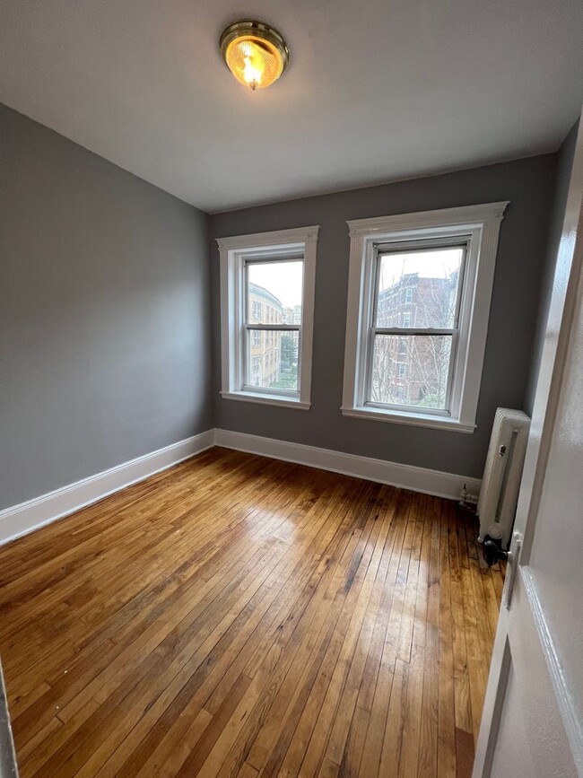 Building Photo - Spacious Brighton three bed one bath with ...