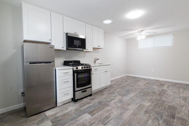 Building Photo - 582 Douglas St