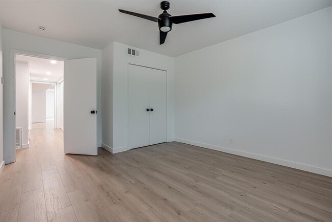 Building Photo - 568 W Quill Dr