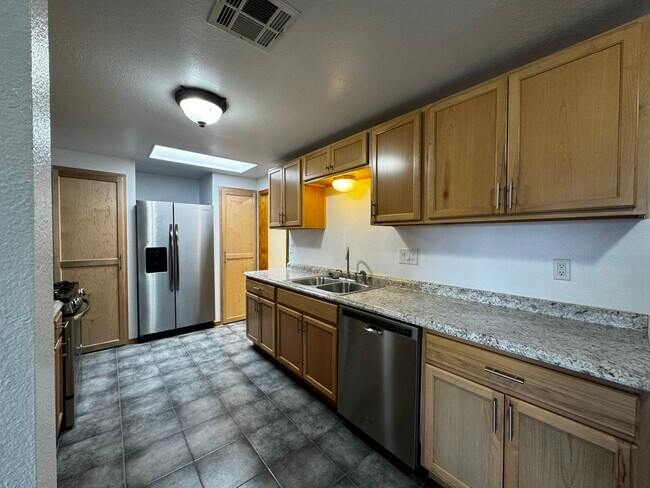 Building Photo - 908 Faye Pl NE