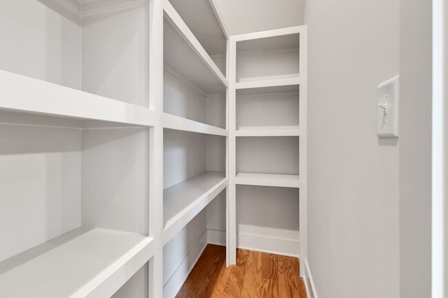 Building Photo - Stunning Salemtown Townhome With Fenced In Yard