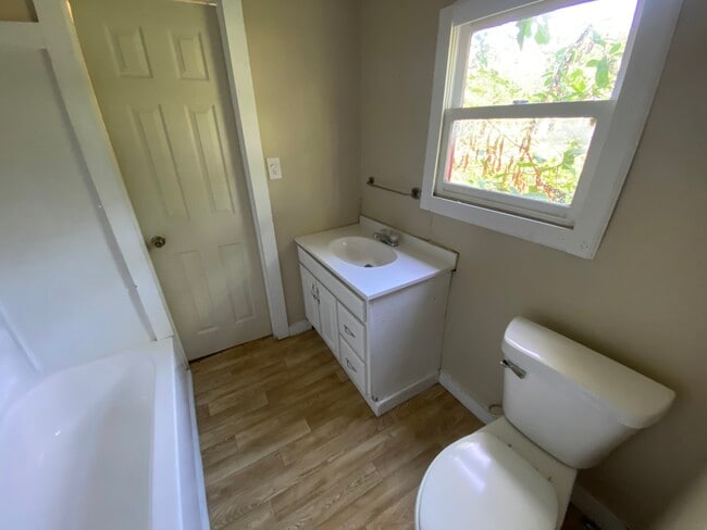 Building Photo - 124 N Beard St