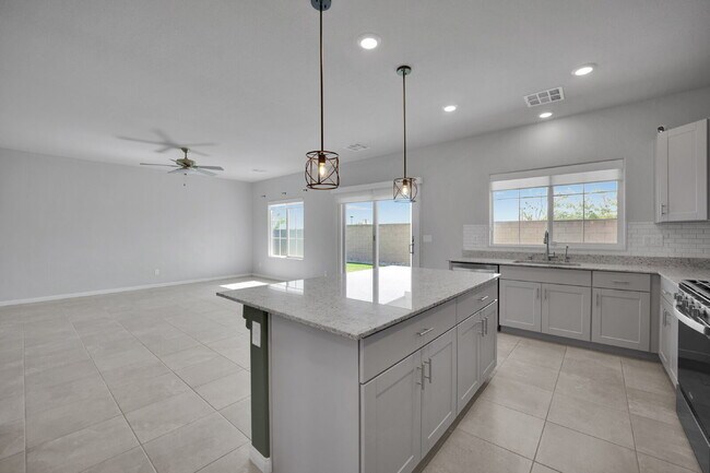 Building Photo - Gorgeous 5 Bedroom home!