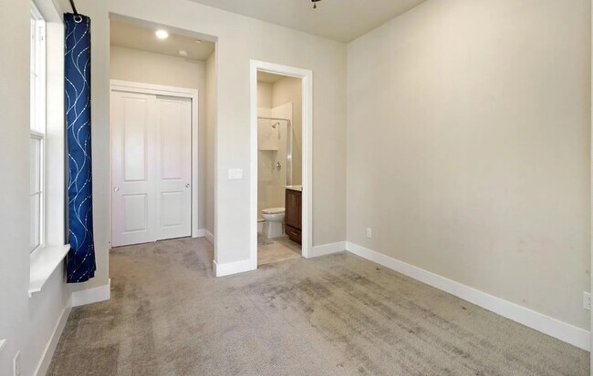 Building Photo - 14917 View Ter Ct