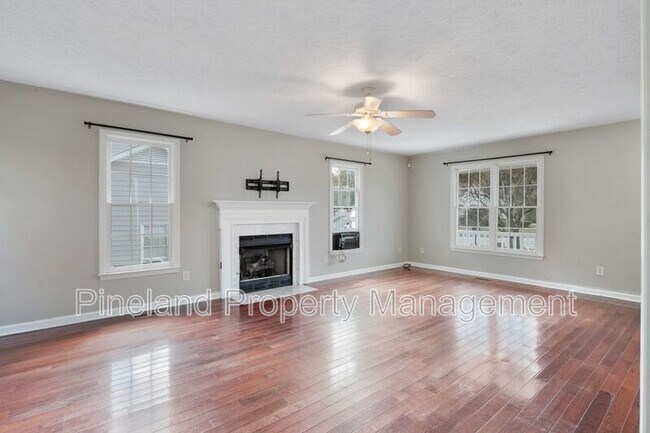 Building Photo - 320 Roundtree Dr