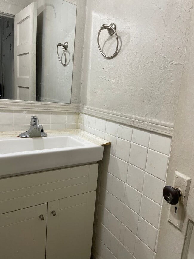 Building Photo - 1 Bed 1 Bath House with bonus room-Available Now