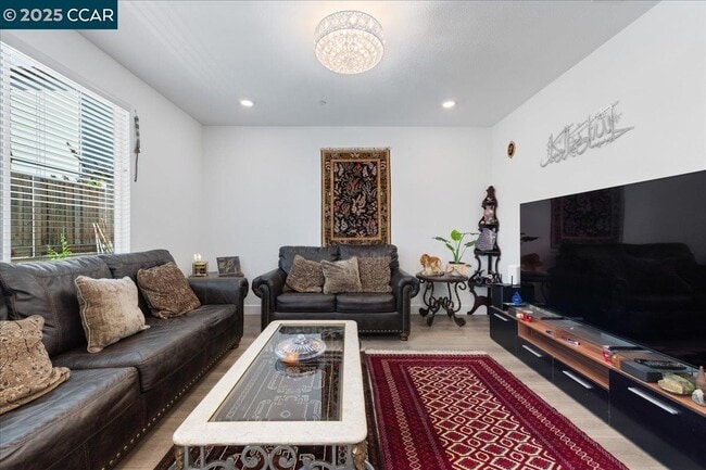 Building Photo - 300 Hideaway Ln