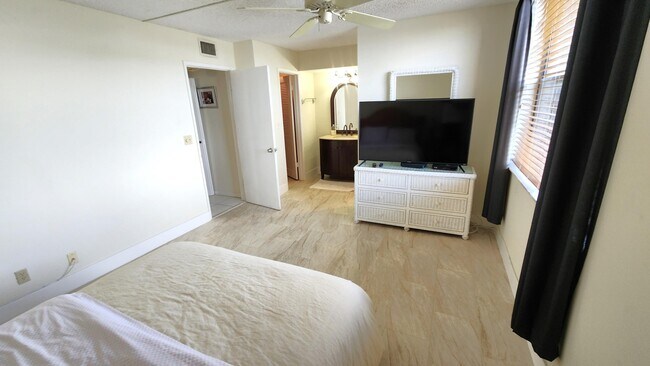 Building Photo - 2455 Lindell Blvd