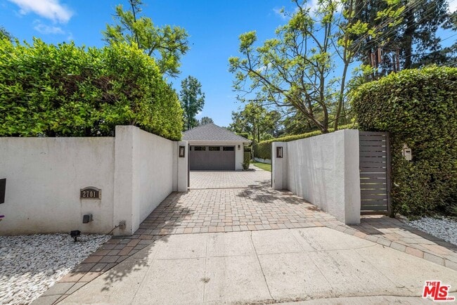 Building Photo - 2701 Roscomare Rd