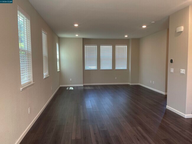 Building Photo - 777 Country Club Dr