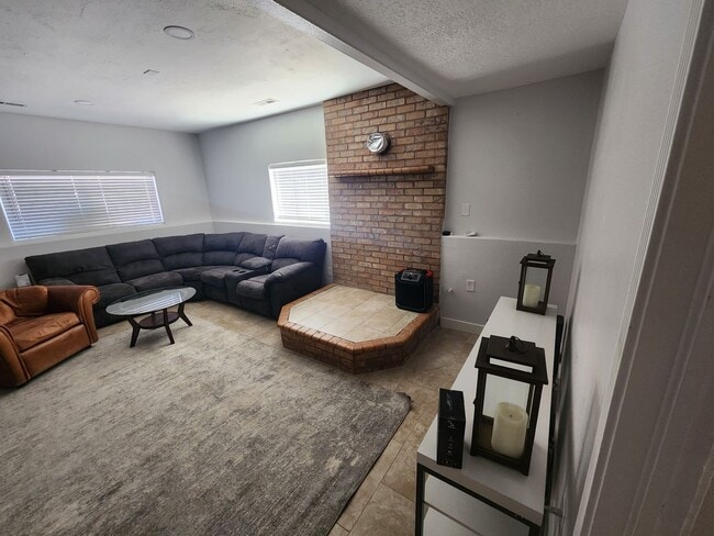 Building Photo - *utilities included* 3 bed 2 bath house in...
