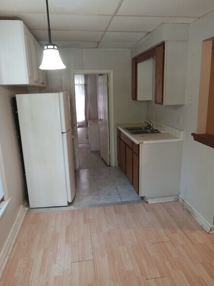 Dinning, kitchen, bathroom - 8828 E D Ave