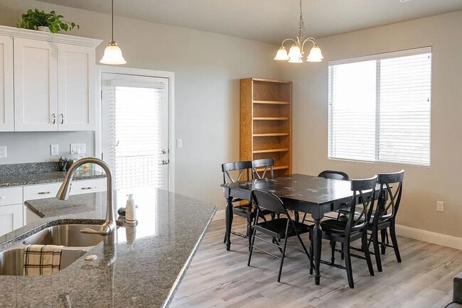 Building Photo - 3 Bedroom Furnished Home! Short term lease!! Available from May 1st - October 31st!