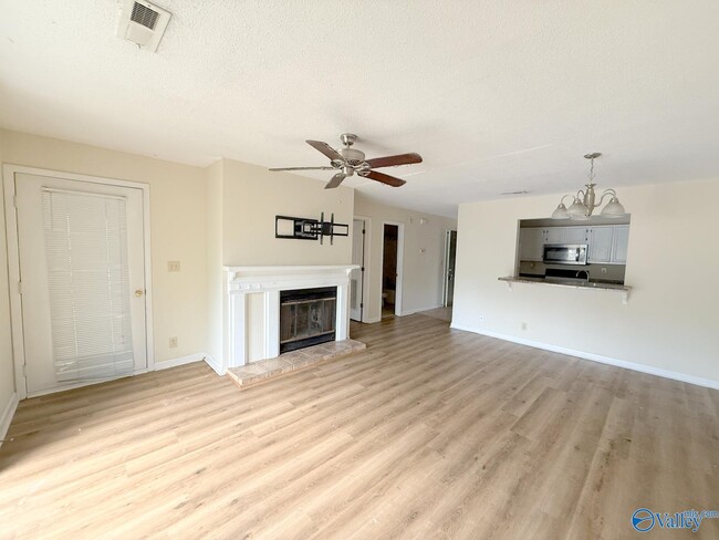 Building Photo - 4975 7 Pine Cir