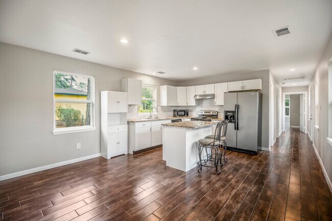 Building Photo - 628 Foster St