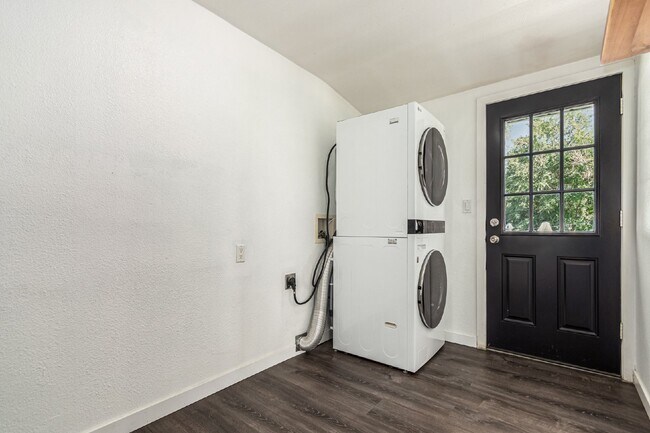 Building Photo - Lovely three bed / one bath home for rent