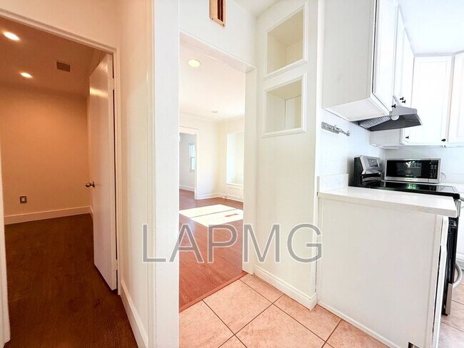 Building Photo - 4447 Lockwood Ave