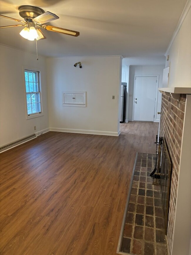Building Photo - Fantastic Location & Price