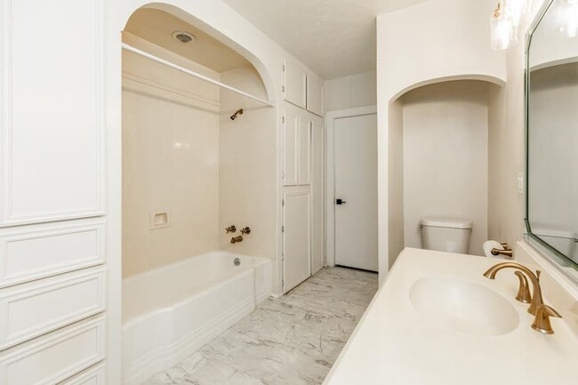 Building Photo - 118 N Caldwood Dr