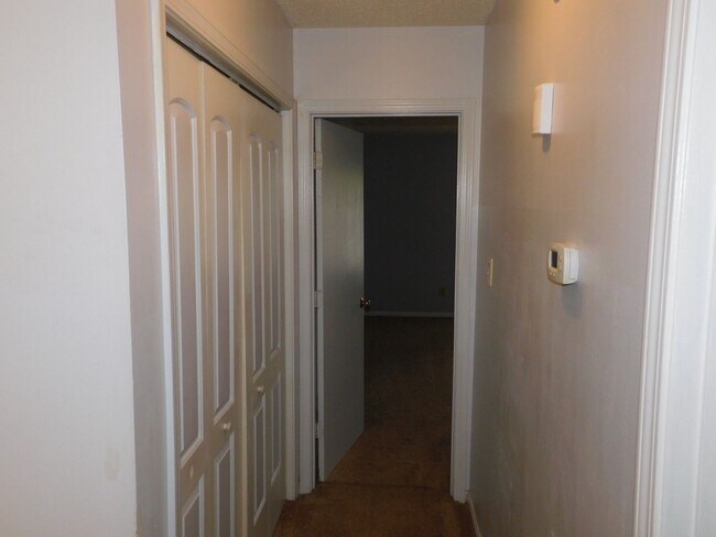 Building Photo - 118 Village Ct