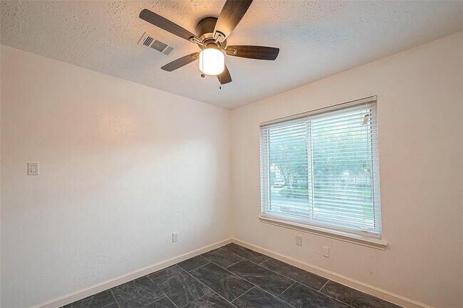Building Photo - 2122 Courtshire Ln