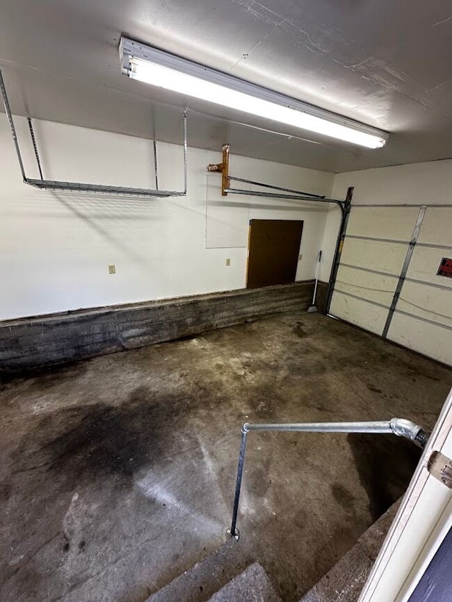 Building Photo - 3 Bedroom, 1 Bathroom Single Family Home - Staples