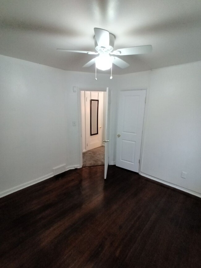 Building Photo - 3 bedroom 1 bathroom on the Westside NOW A...