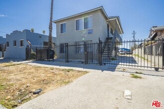 Building Photo - 810 W 62nd St