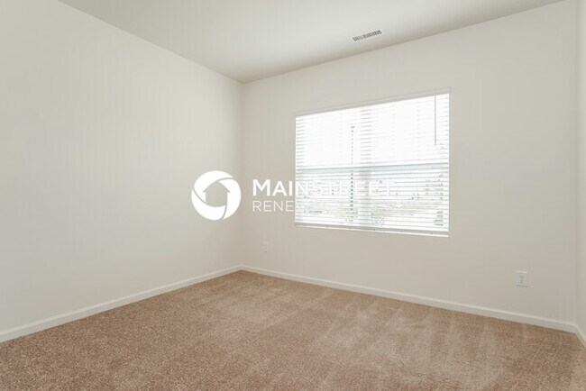 Building Photo - 4 Bedroom Pet-Friendly Home in Zebulon, NC with Main Street Renewal