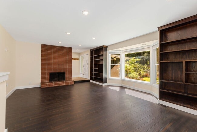 Building Photo - Newly remodeled Woodinville Rambler Beauty!!