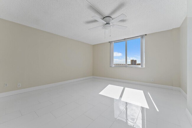 Building Photo - 301 Lake Shore Dr