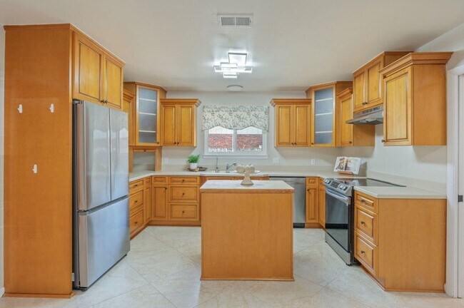 Building Photo - 512 Samana Way