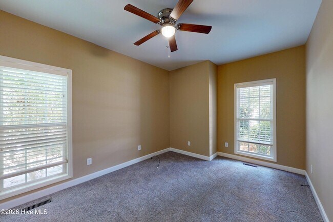 Building Photo - 1140 Greenbriar Dr