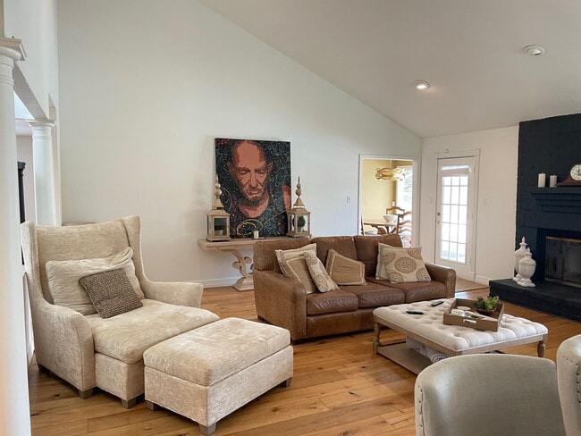 Building Photo - 10 Riviera Ct