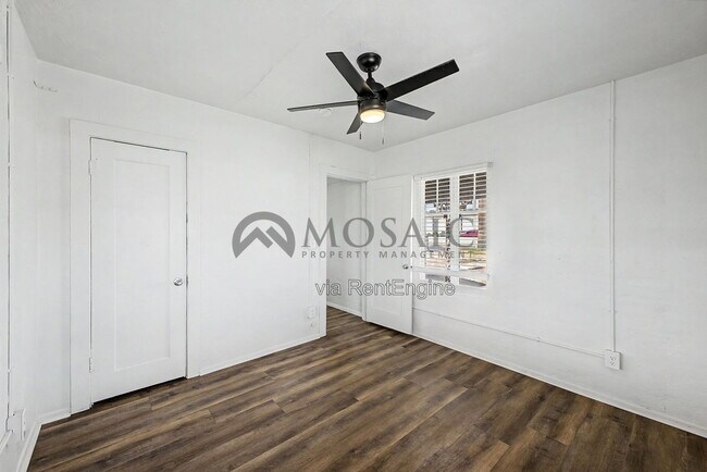 Building Photo - 2401 W Monroe St