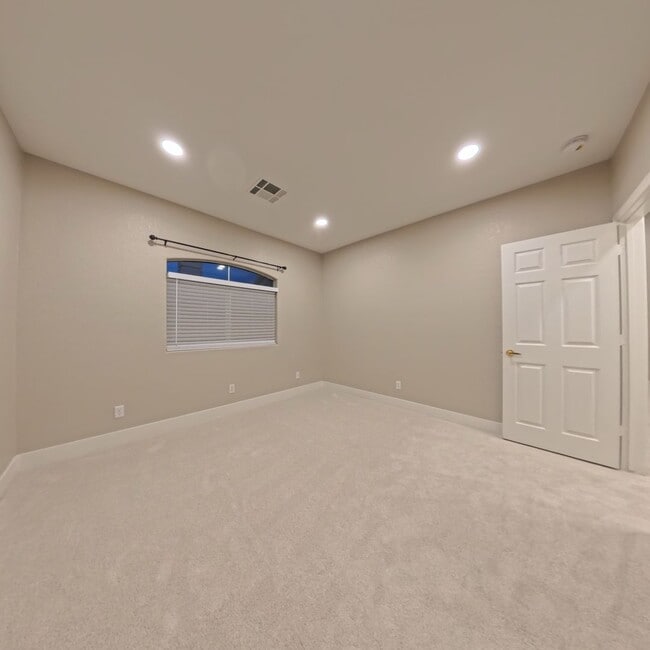 Building Photo - Beautifully Renovated 2nd-Floor Condo in Prime Location