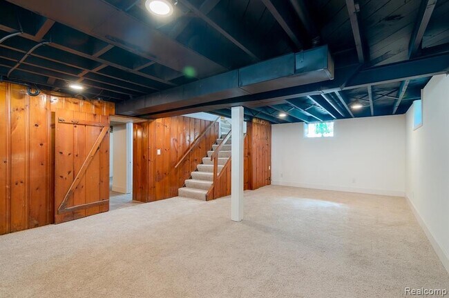 Building Photo - 3914 W 13 Mile Rd