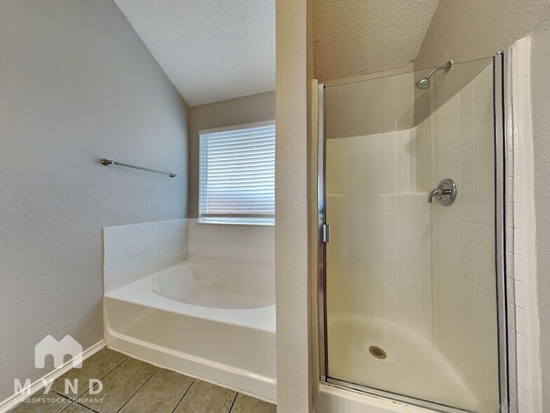 Building Photo - 1122 Buckingham Dr