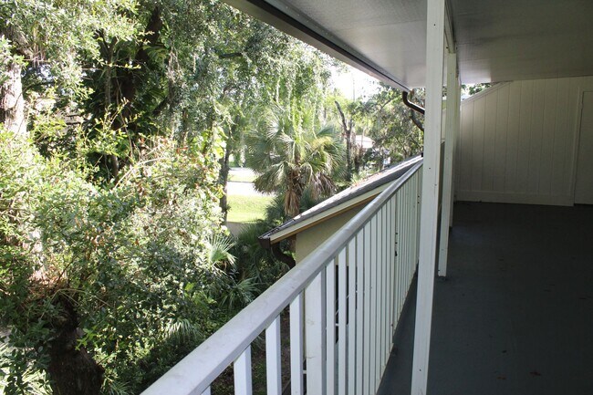 Building Photo - 2 bed 2 bath condo