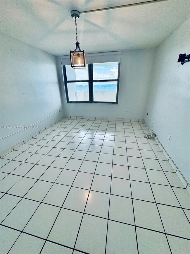 Building Photo - 2899 Collins Ave