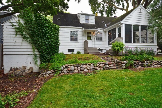 Building Photo - Beautiful 3-Bedroom 1.5-Bathroom Available...