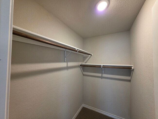 Building Photo - Town home for rent