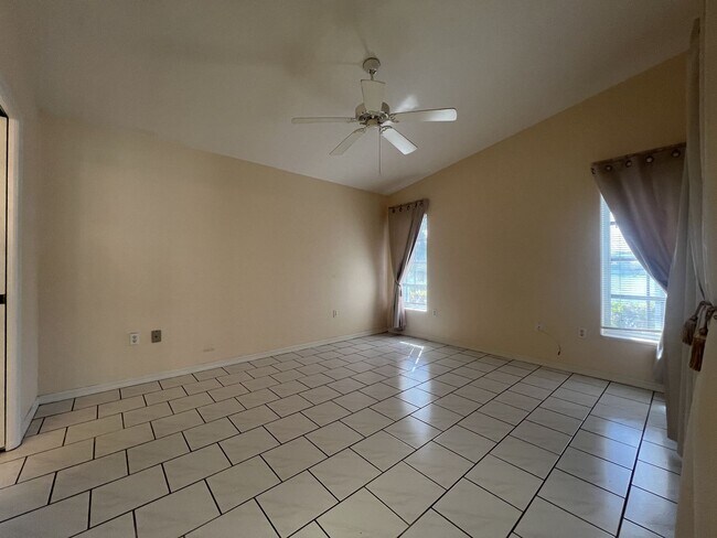 Building Photo - $2,350 ** AVAIL 7/15/25 ** LAKE SUZY ** 3 ...