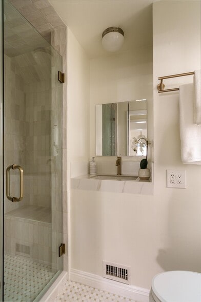 Smaller bathroom with large shower - 215 S Poinsettia Pl