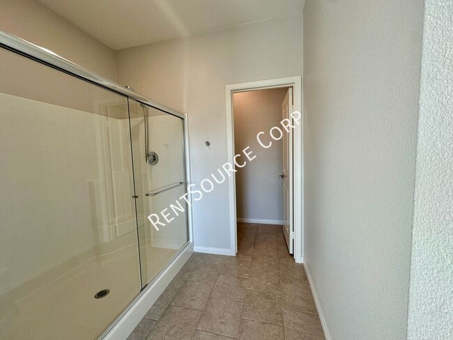 Building Photo - 2 Bedroom Townhome w/ SOLAR located in San...